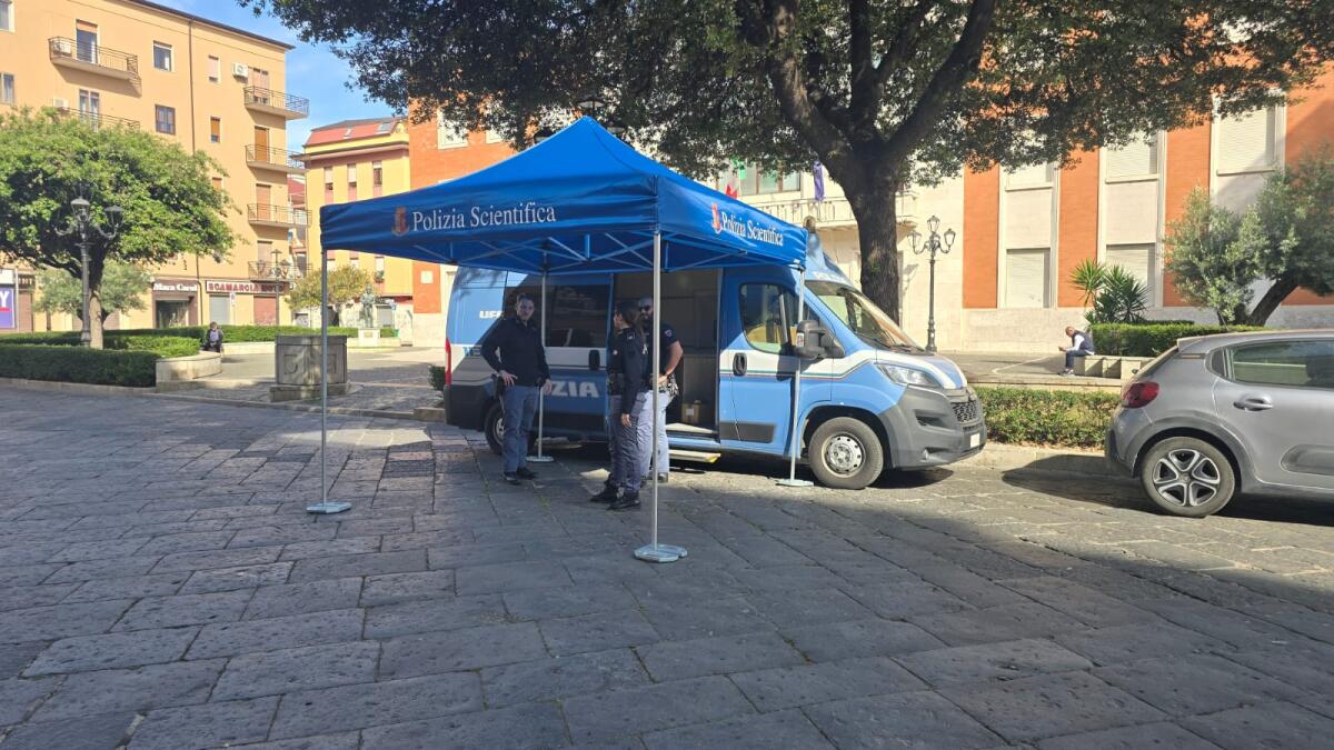 Crotone - La Polizia di Stato impegnata nella campagna di informazione sui bambini scomparsi - 
