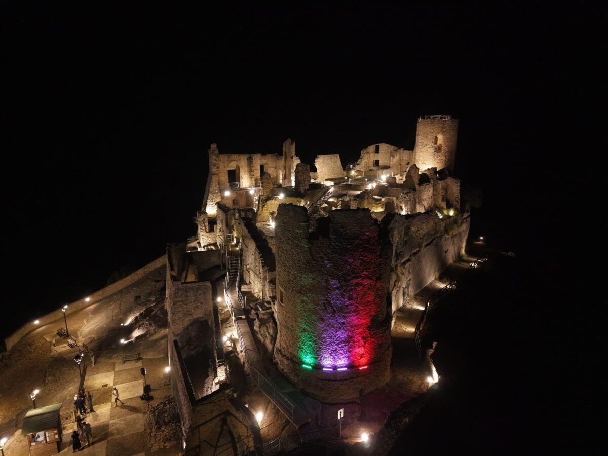 Il Castello di Petramala risplende: un faro di luce per l'orgoglio di Cleto -