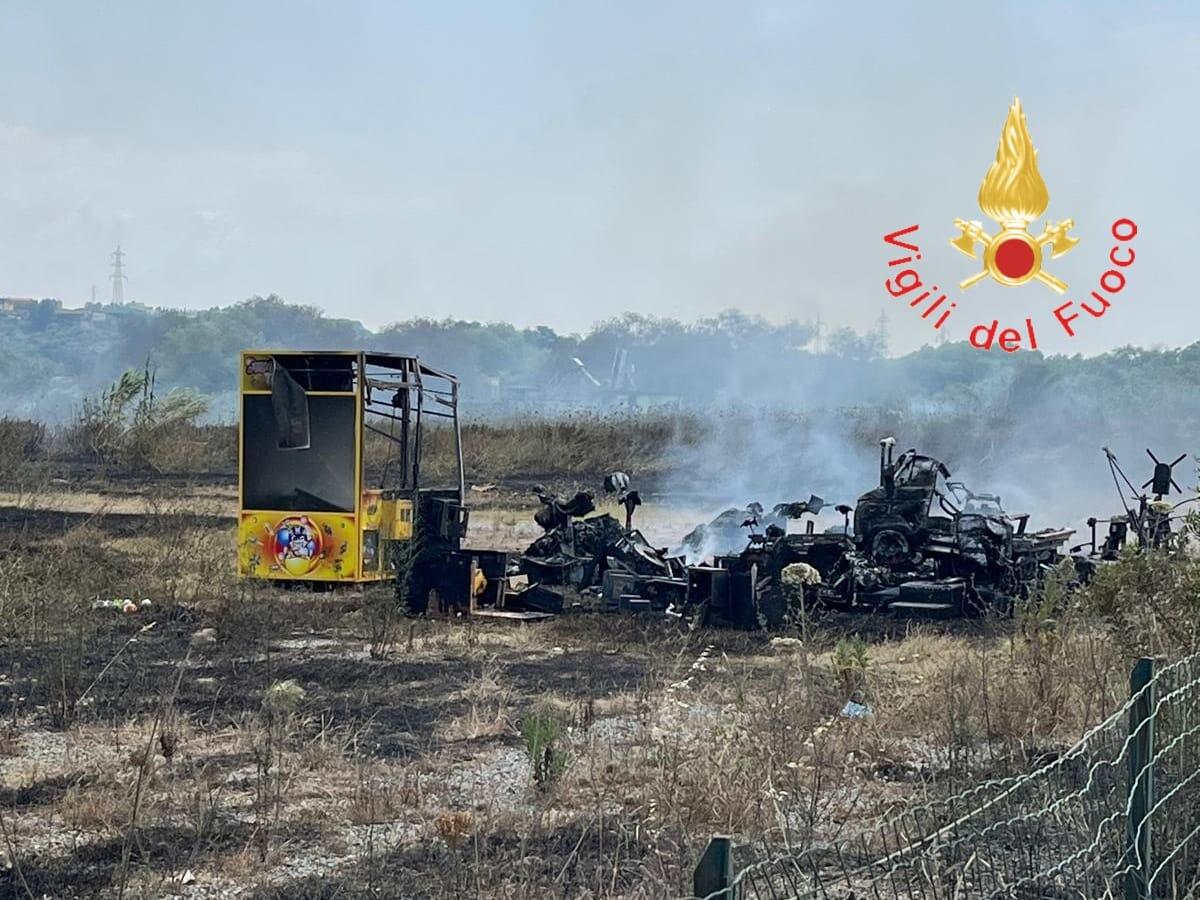 (VIDEO) Incendio minaccia area attrezzata, in azione i Vigili del Fuoco - 