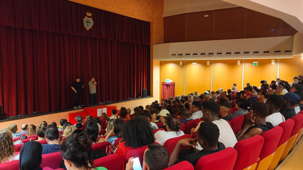 Soverato celebra la Giornata Mondiale del Rifugiato con uno spettacolo teatrale inclusivo - 