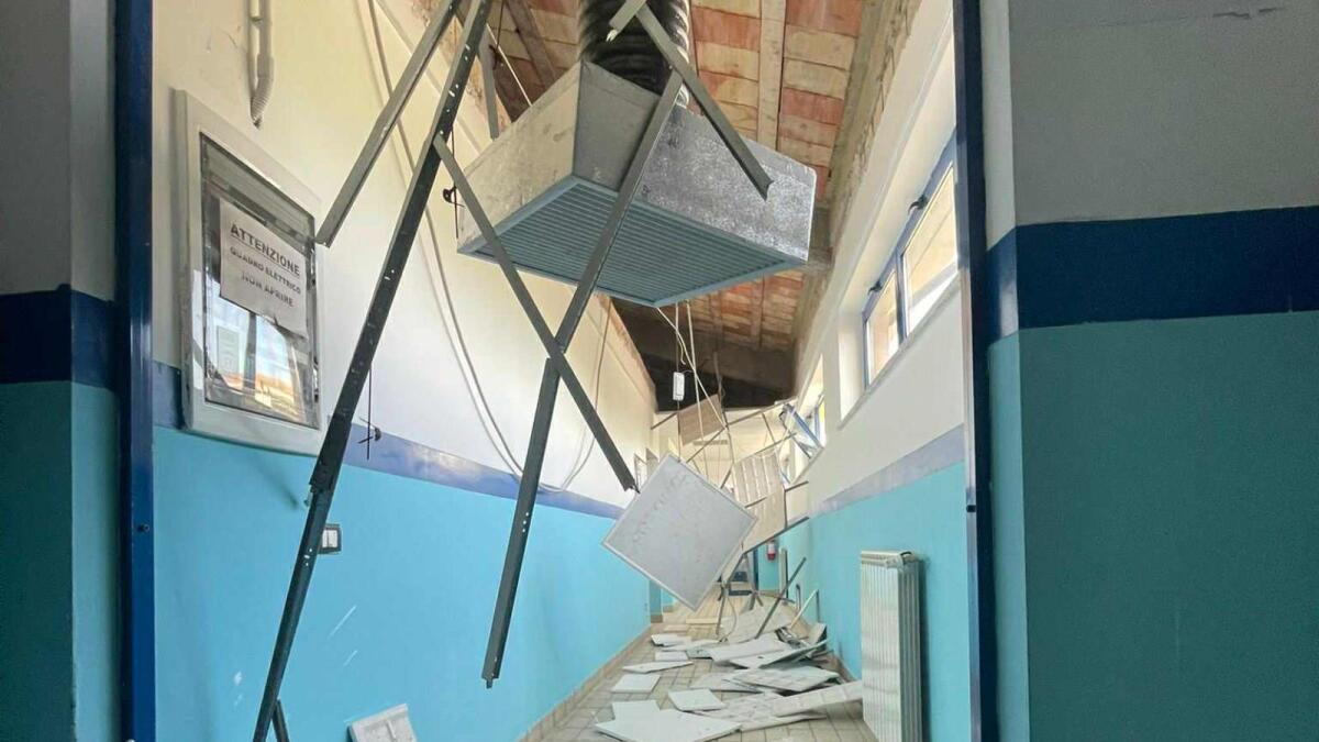Crolla parte del controsoffitto alla Piscina Olimpionica di Crotone: impianto chiuso - 