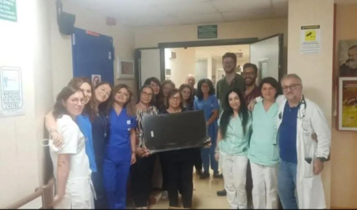 Botricello, gesto di solidarietà in memoria di Tommaso Camastra: donati sette televisori al reparto di Oncologia di Germaneto - 