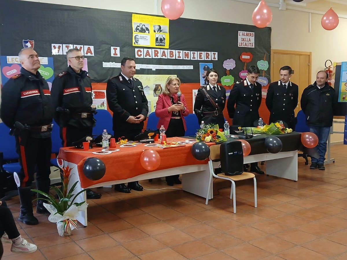 Mandatoriccio - Gli alunni del Comprensivo studiano la Costituzione italiana e incontrano i Carabinieri - 