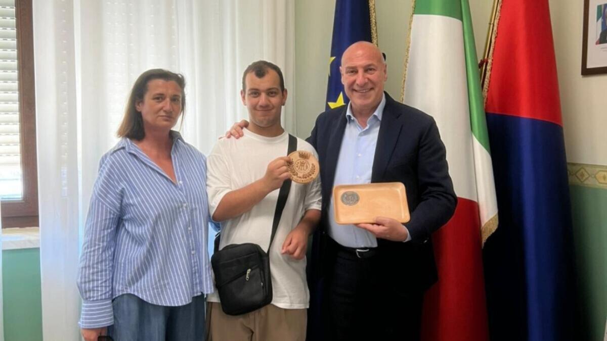 L'Arte che unisce: le opere di "A mano libera" conquistano Crotone - 
