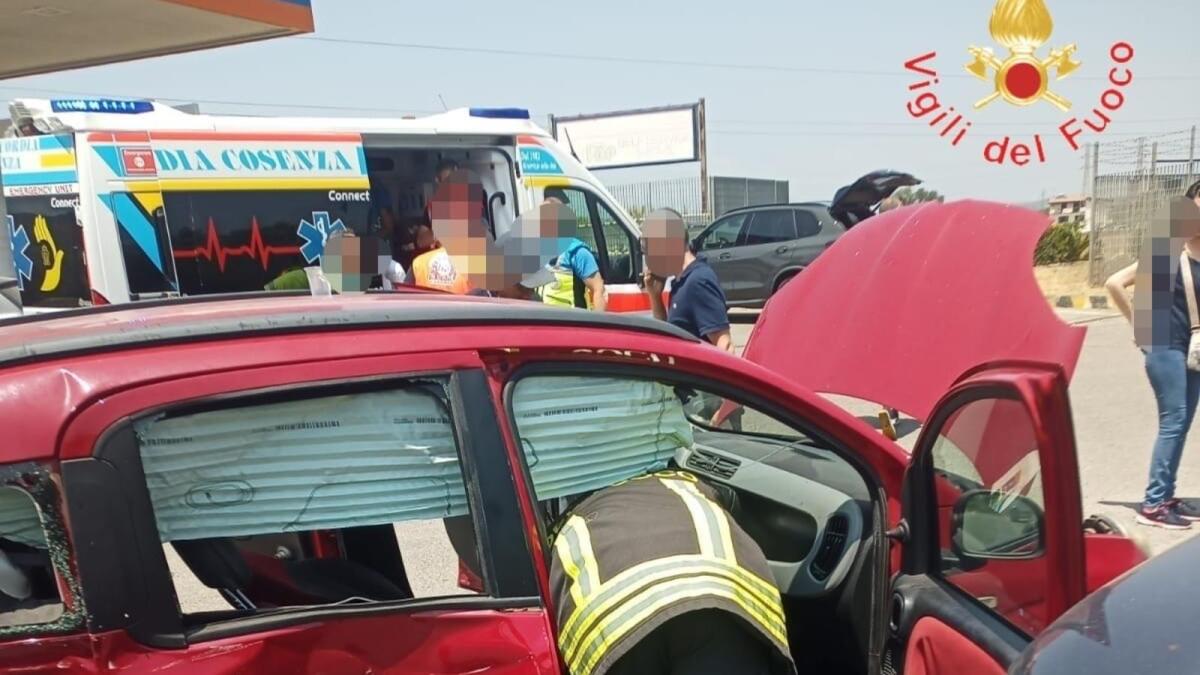 In Calabria - Violento impatto vicino a un distributore: trasportati d’urgenza quattro feriti -
