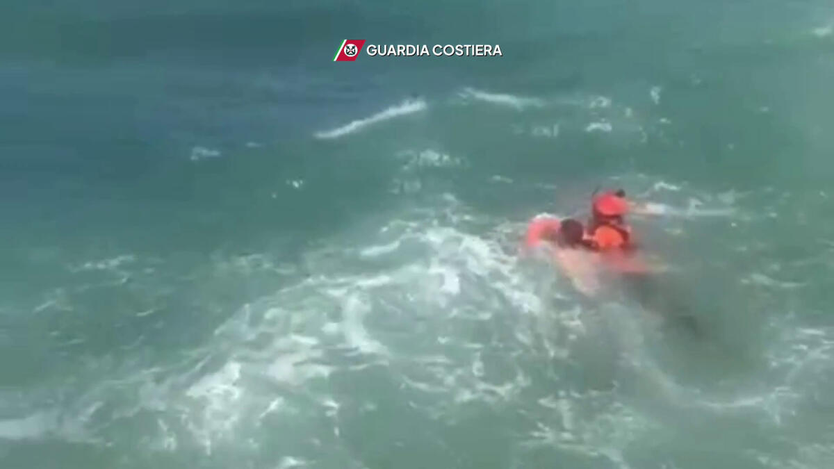 Bari, la Guardia Costiera soccorre due ragazzi bloccati su uno scoglio - 