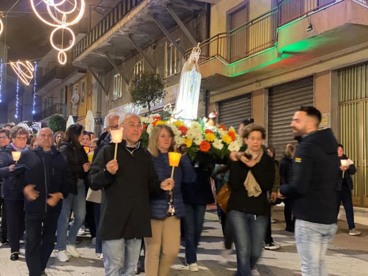 San Giovanni in Fiore, fiaccole accese per la processione della Madonna di Fatima - 