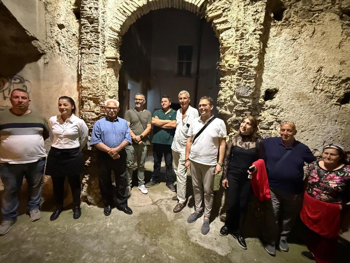 Le bellezze, le opere d'arte e i prodotti tipici di Zagarise entusiasmano il Principe Fulco Ruffo di Calabria - 