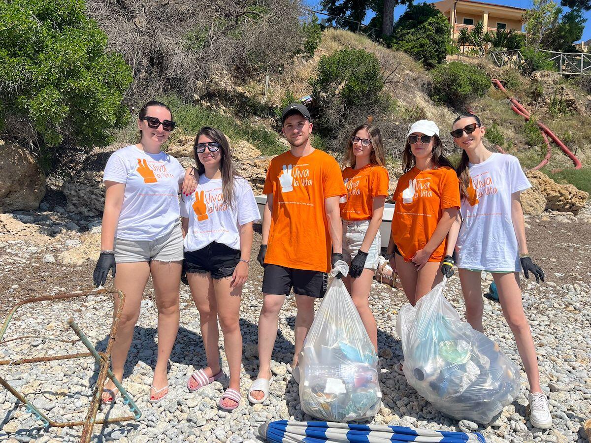 (Foto) Isola C. R. - Contro le dipendenze, per l’ambiente: i giovani di Valentia puliscono le spiagge - 