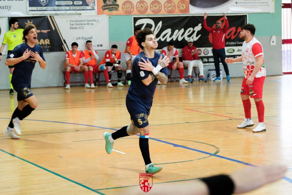 Alessandro Gallinica saluta il Soverato Futsal - 
