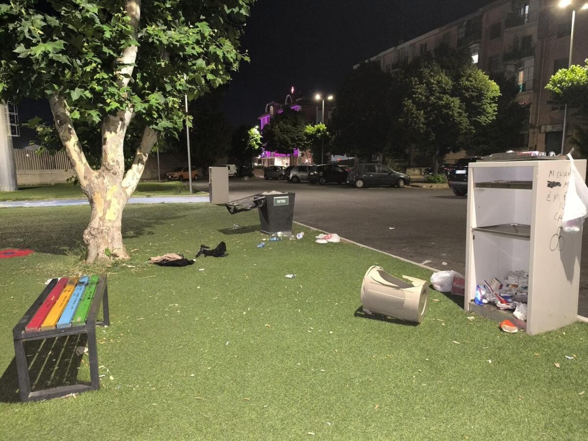 Raid vandalico alla palestra outdoor del settore B: distrutti i contenitori per la raccolta differenziata - 