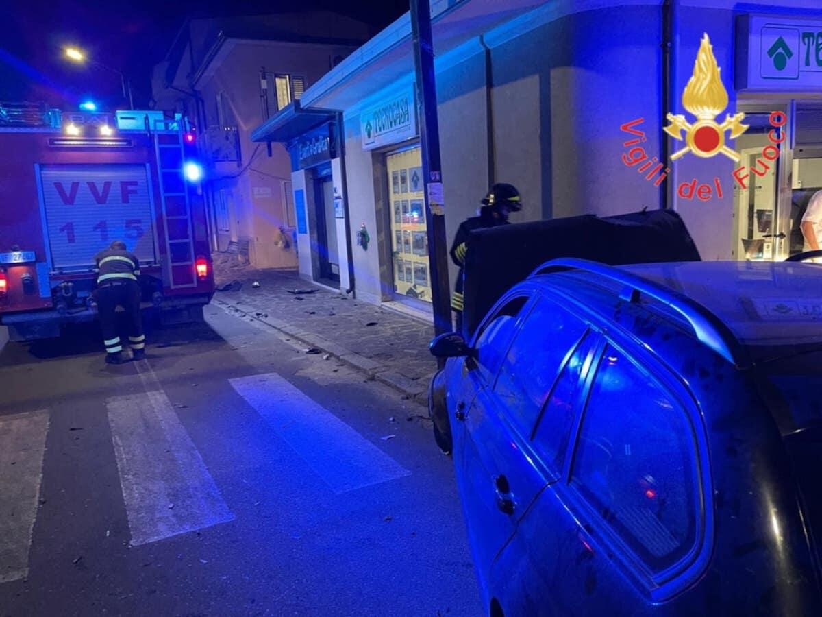 Violento scontro sulla SS 106: auto contro muro, un ferito - 