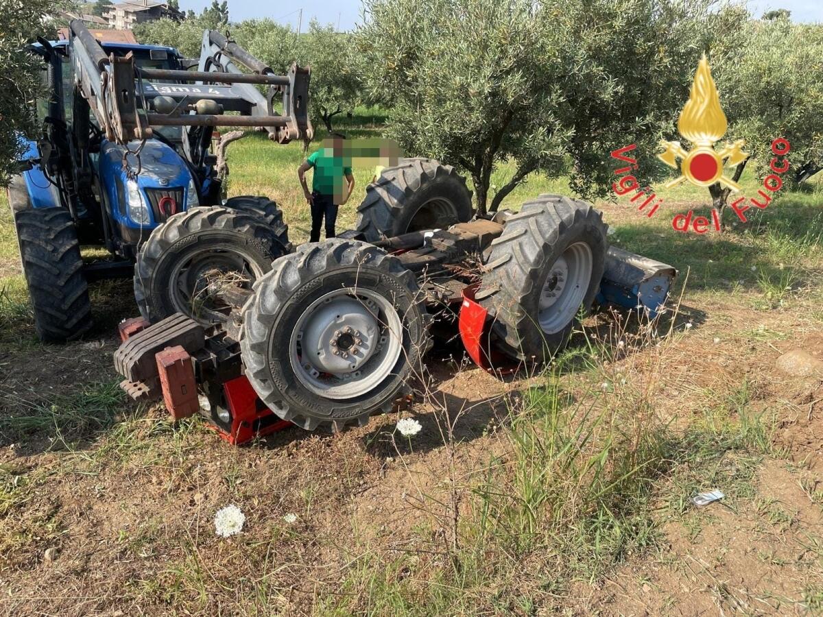 In Calabria, trattore si ribalta: ferito un uomo, soccorso in elisoccorso - 
