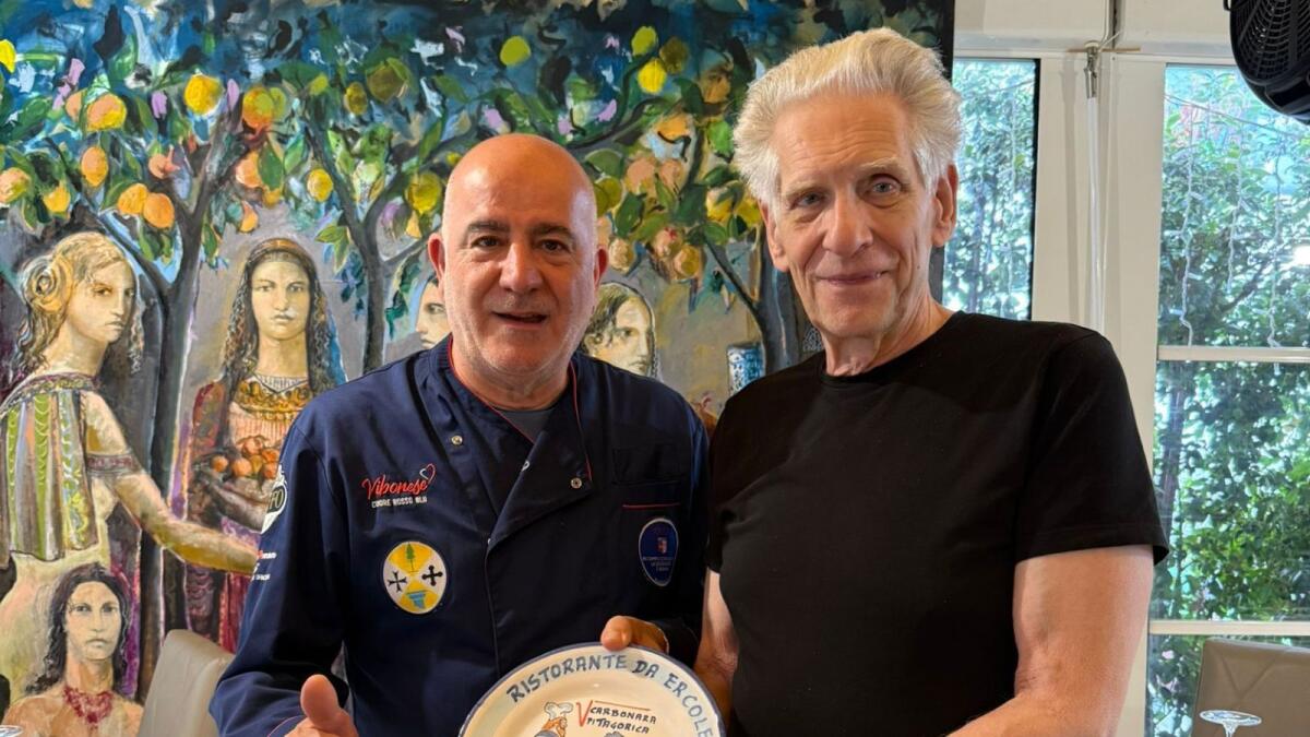 Il regista David Cronenberg a Crotone: tra una passeggiata sul lungomare e piatti gustosi - 