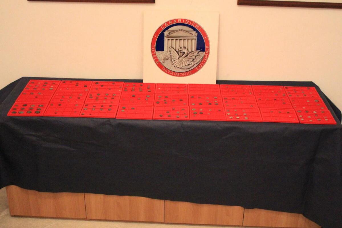 Un tesoro della collettività: i Carabinieri restituiscono 479 monete archeologiche - 