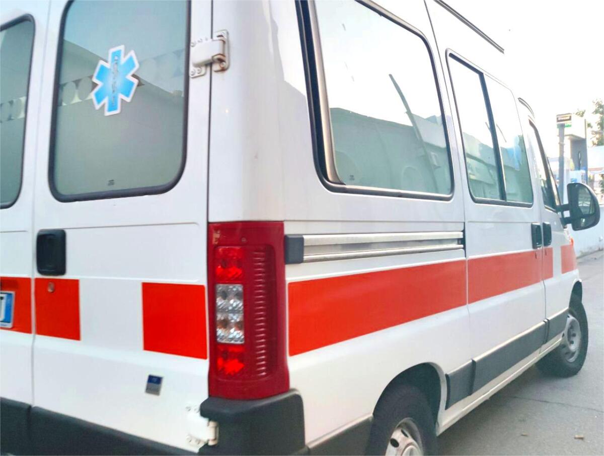 Incidente sulla Strada Statale: mezzo pesante si ribalta, carico disperso sulla sede stradale - 