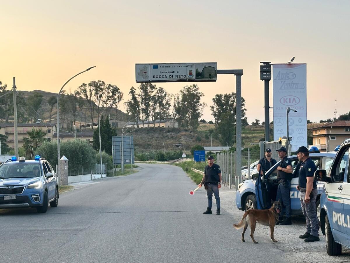 Raffica di controlli della Polizia a Rocca di Neto e Isola di Capo Rizzuto: sanzioni, perquisizioni e verifiche amministrative - 