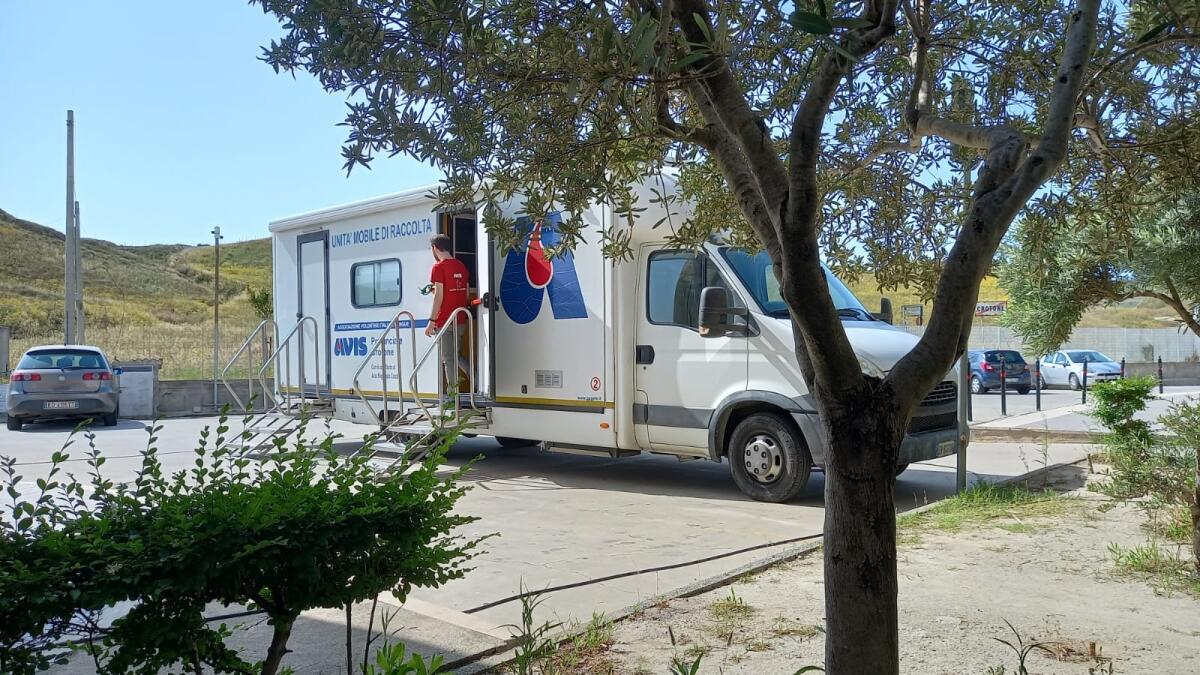Crotone - Donare è vita, in tanti hanno partecipato alla raccolta sangue Avis nella parrocchia di Farina - 