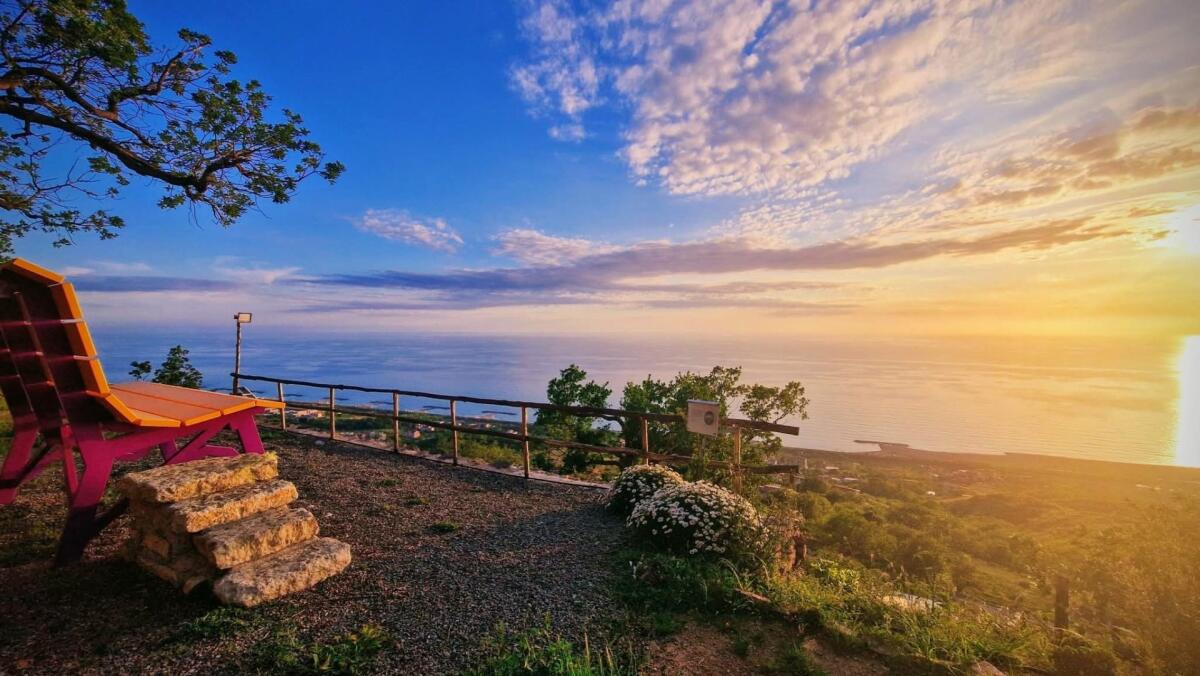 Paola, la “Big Bench” di via della Badia diventa nuova attrazione turistica -
