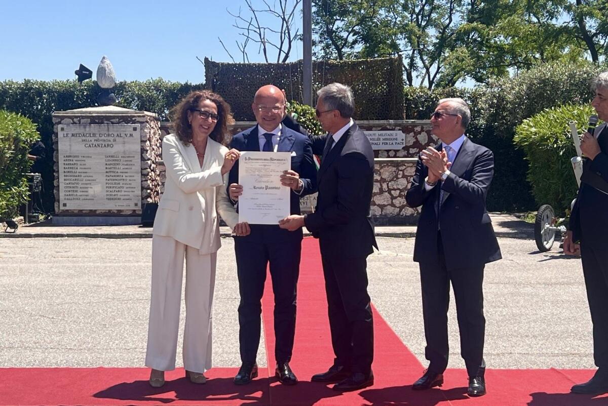 Onorificenza al Questore di Crotone Renato Panvino: Cavaliere al Merito della Repubblica Italiana - 