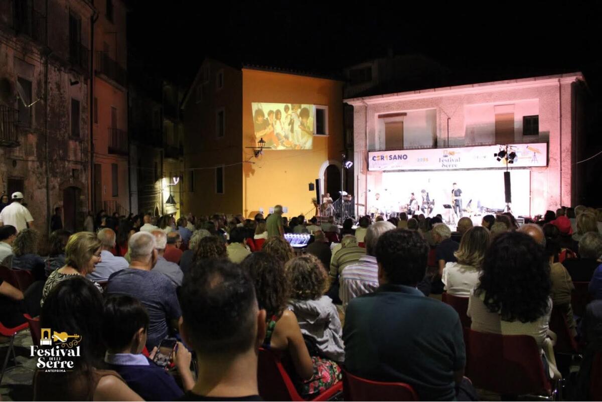 A Cerisano la musica diventa racconto, fragore di applausi per l’omaggio a Pino Daniele - 