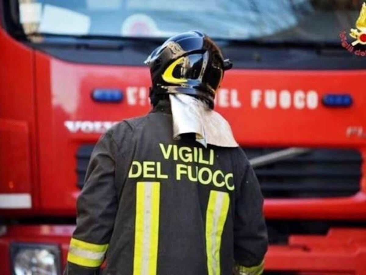 Incidente sulla Strada Statale nel cosentino: mezzo pesante si ribalta, carico disperso sulla sede stradale - 