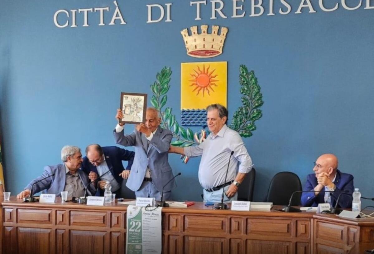 Trebisacce, il Premio Enotria alla Cultura al prof. Antonio Miniaci -