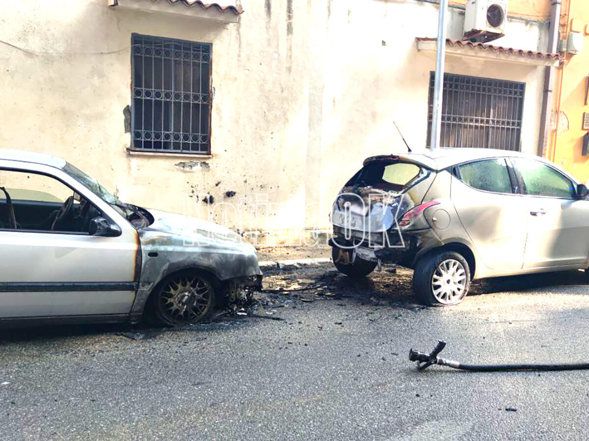 (Foto) Crotone, paura per un veicolo in fiamme lungo via Interna San Leonardo: intervento dei Vigili del Fuoco - 