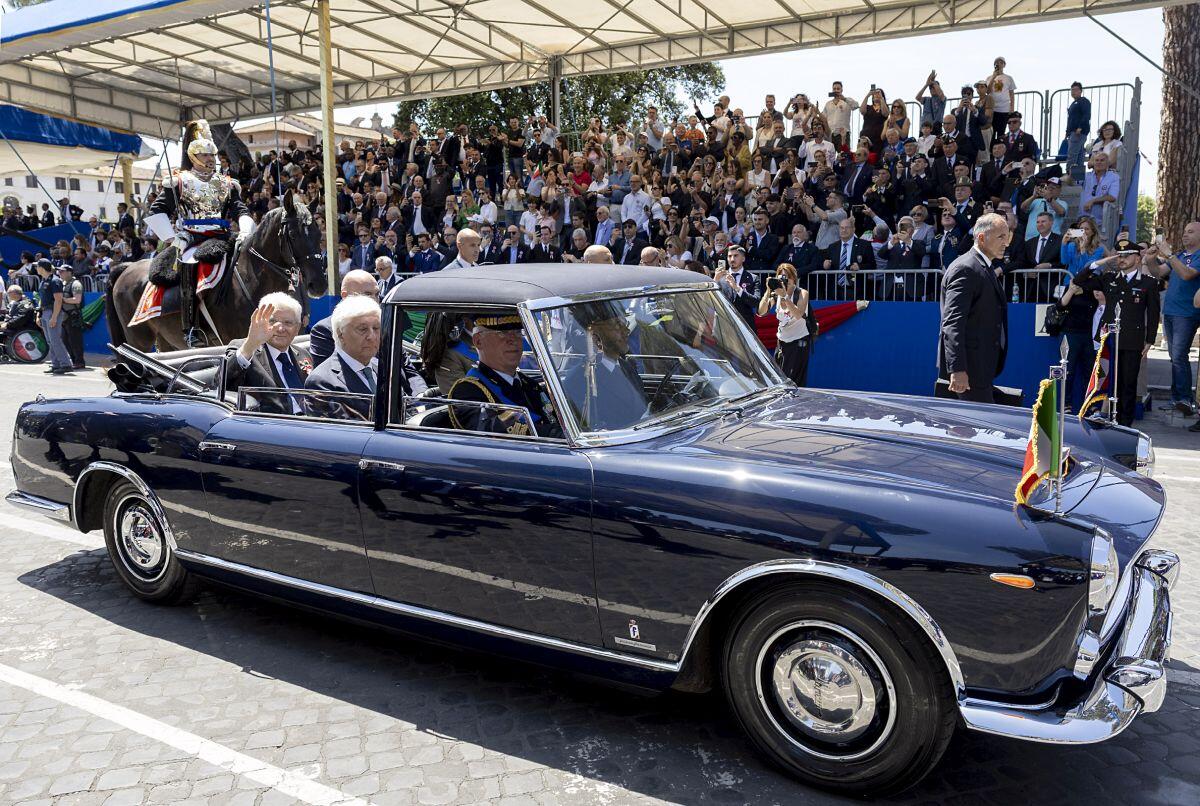 2 Giugno, la Lancia Flaminia Presidenziale accompagna Mattarella -
