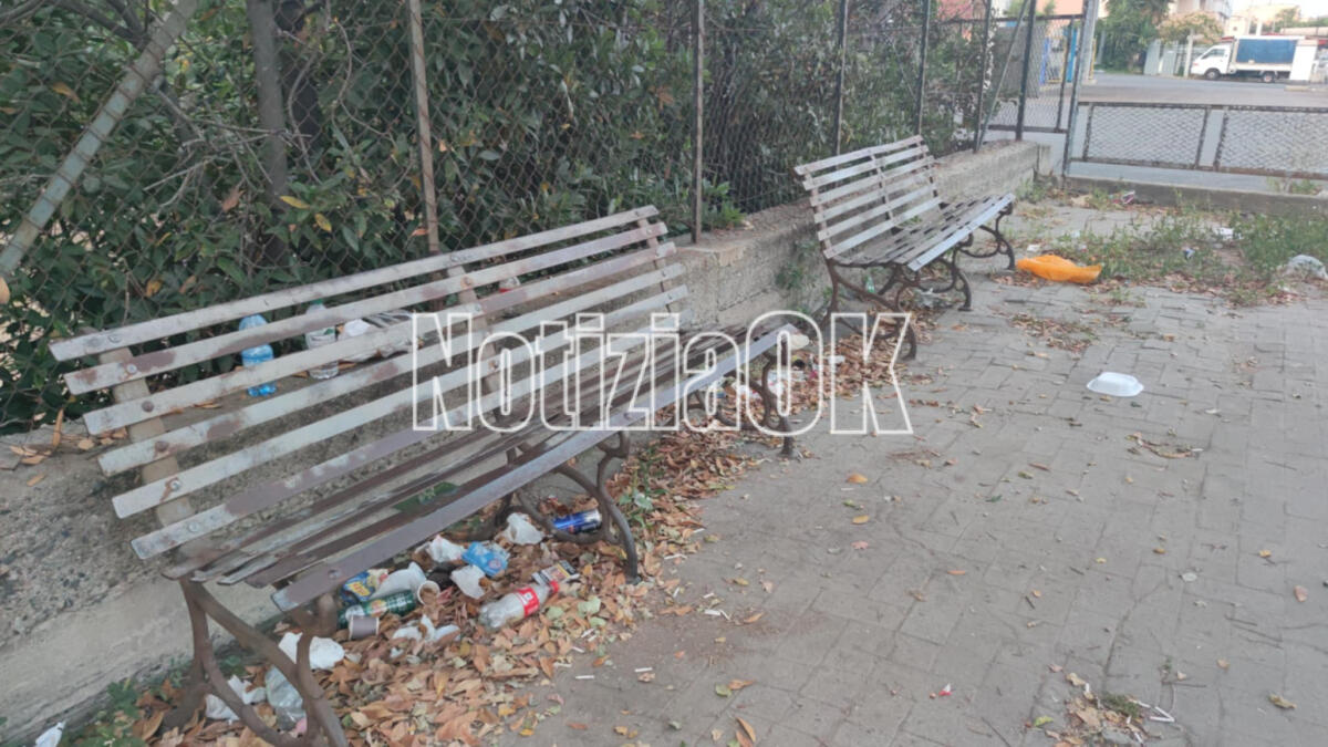 Nei quartieri di Crotone: in via Giovanni Paolo II panchina che vai, pericolo che trovi... - 