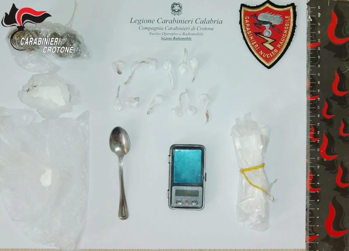 Crotone, arrestato 32enne con cocaina nel portafoglio: in casa altra droga e materiale per lo spaccio - 
