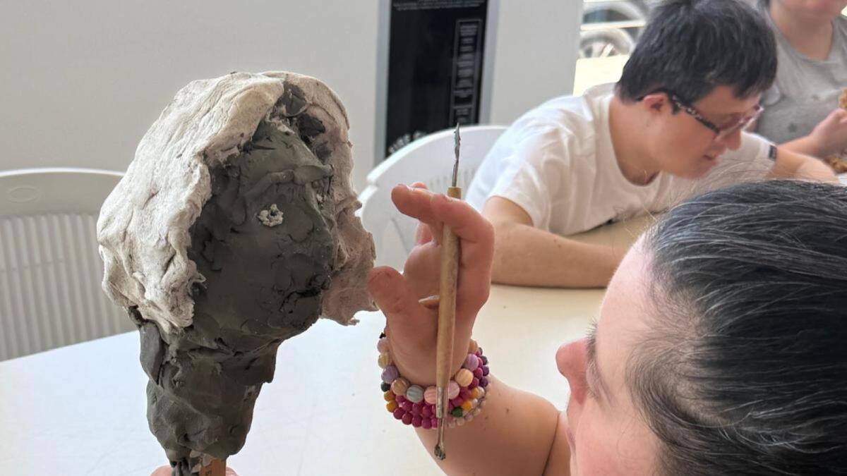 Catanzaro - Gli ospiti del Centro diurno per persone con disabilità a lezione di scultura - 