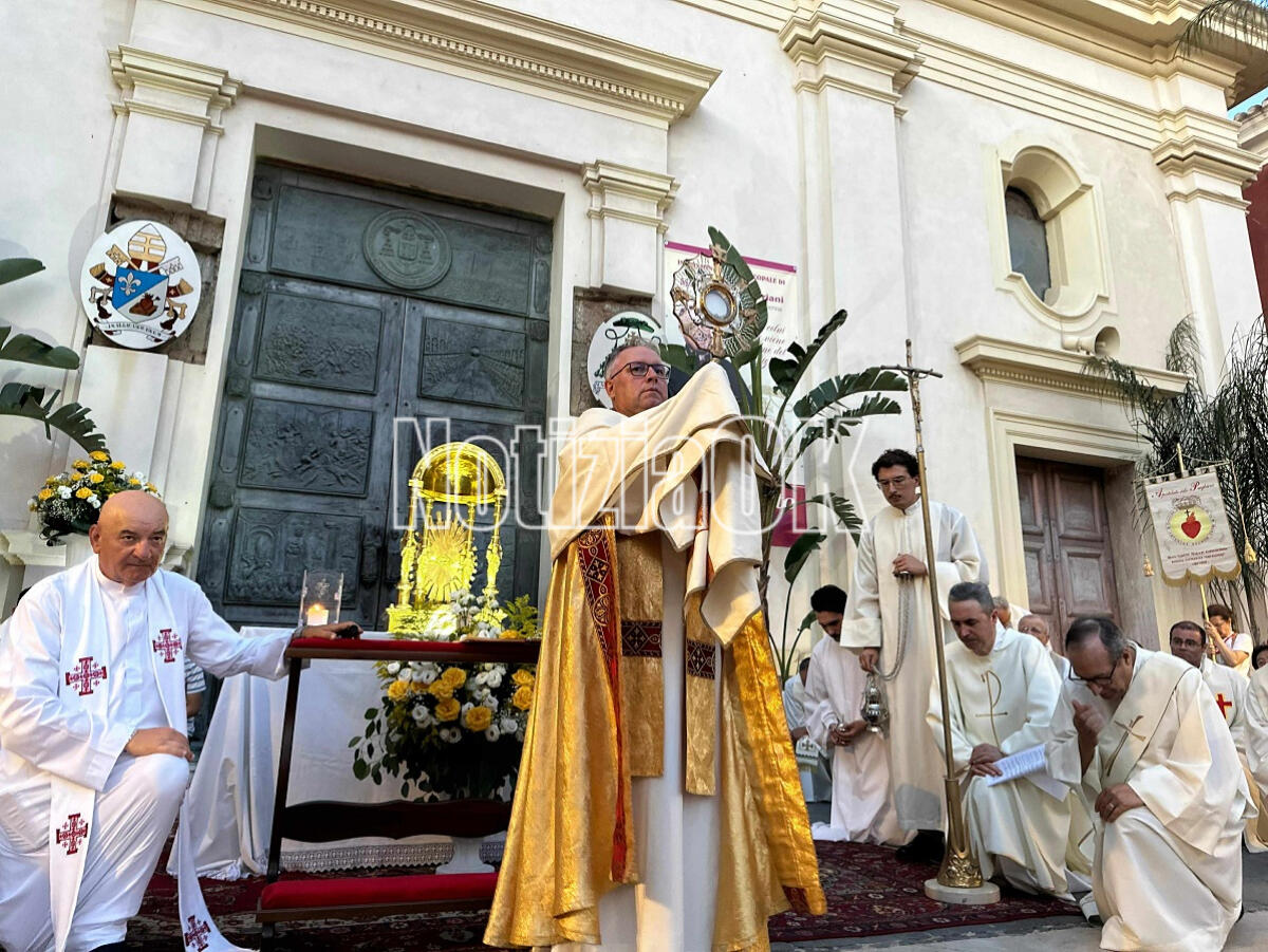 (Video) Corpus Domini a Crotone: una città in cammino dietro l’Eucaristia, segno di comunione e speranza - 