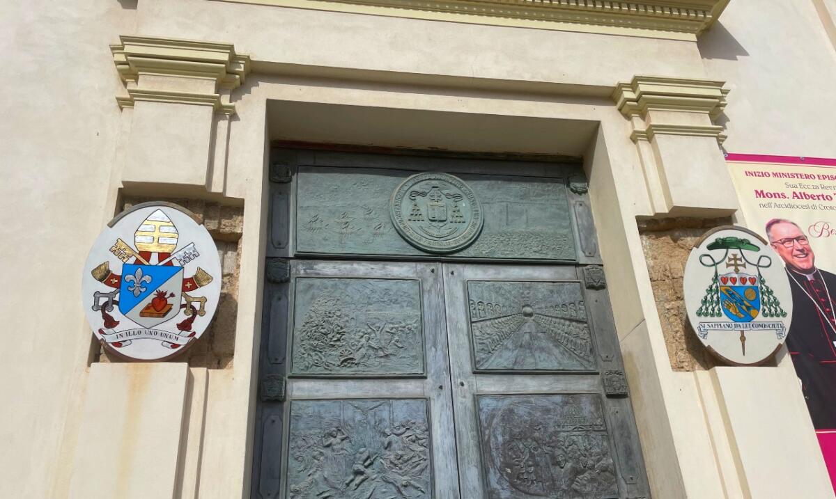 Crotone - Un nuovo Vescovo, un nuovo Papa: i segni del cambiamento sul portone della Cattedrale - 