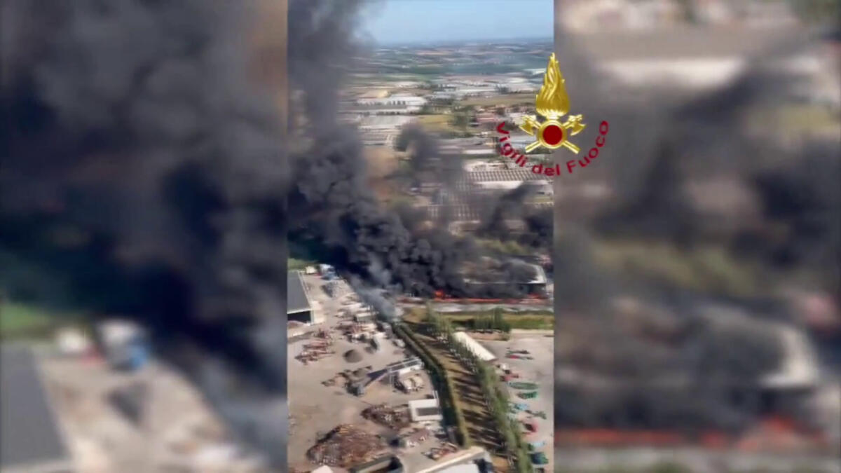 Roma, incendio in azienda di materiale elettrico a Santa Palomba - 