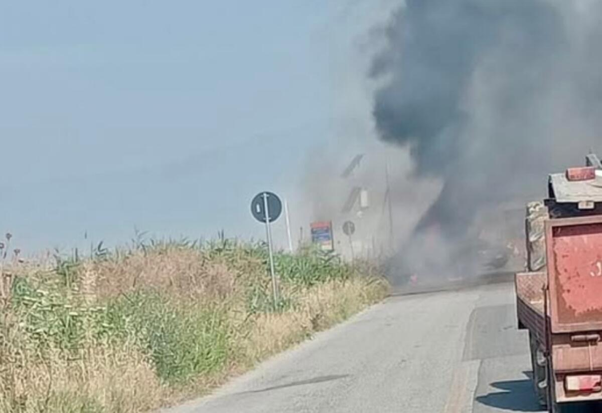 Cassano all'Ionio, auto in fiamme sulla Statale 106: traffico bloccato in entrambe le direzioni - 