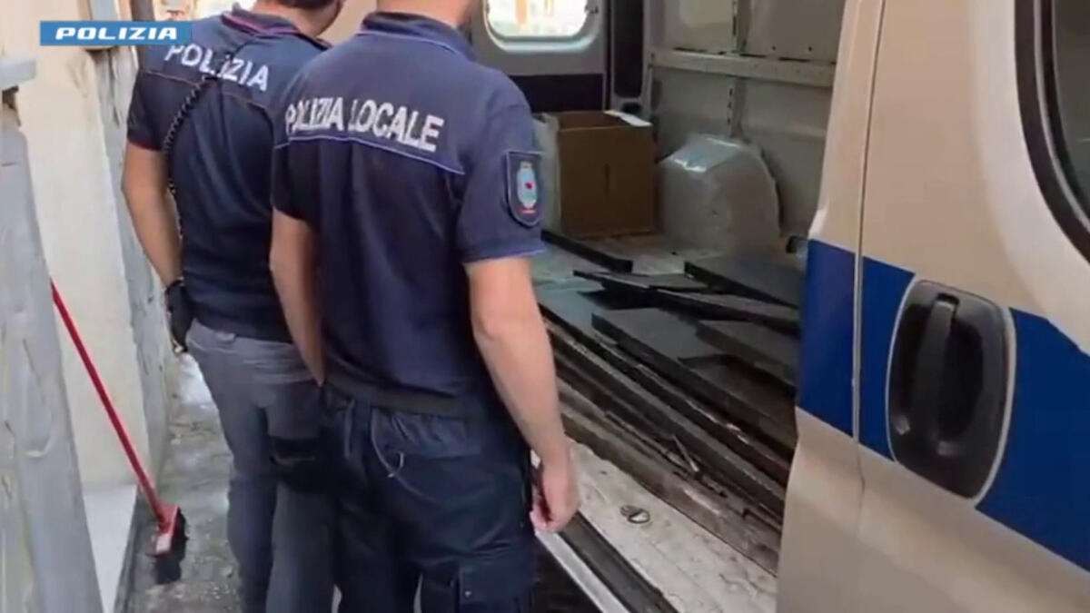 La Polizia scopre una "drug room" a Catania, scattano quattro denunce -