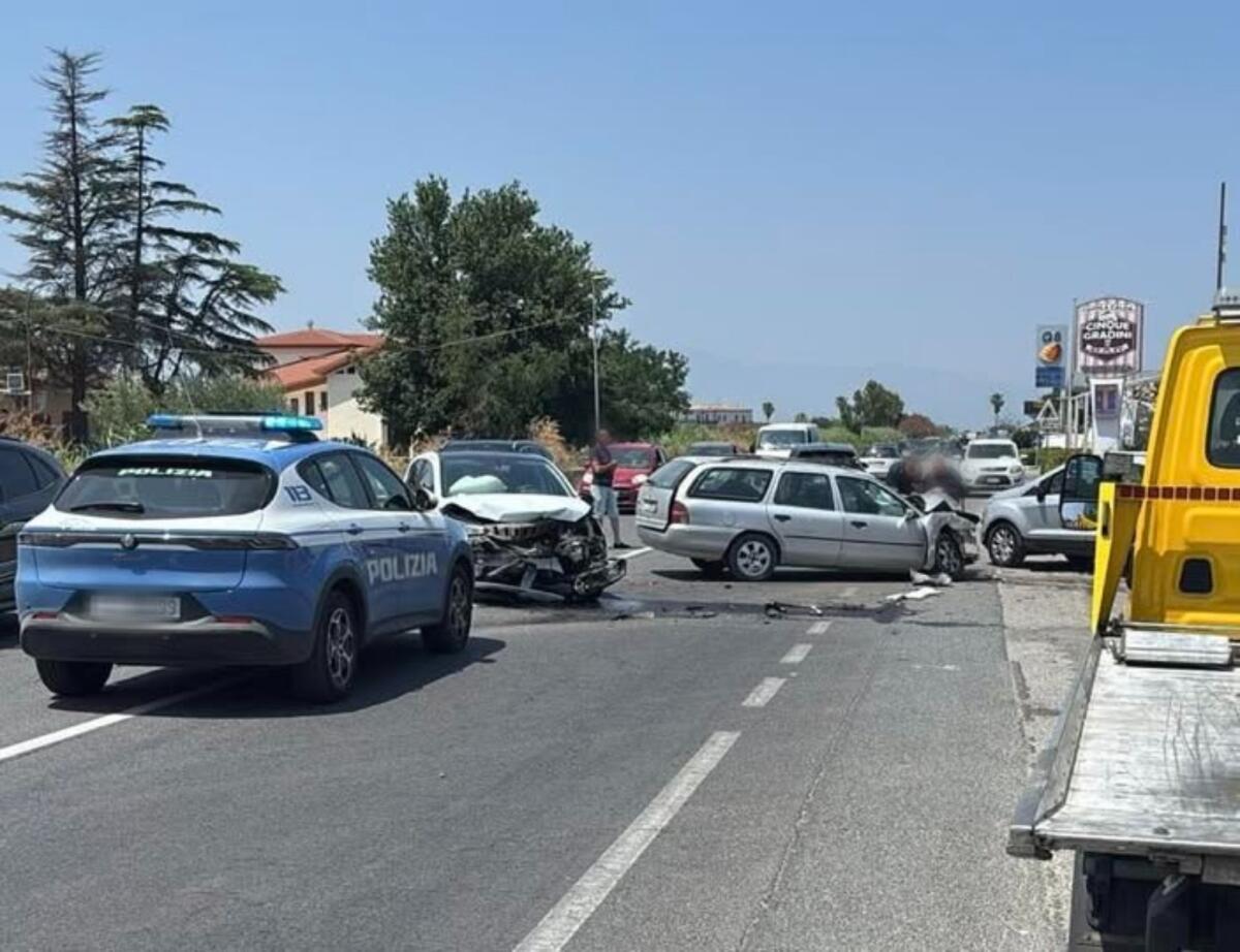 Incidente sulla Statale 106 a Corigliano-Rossano: violento scontro tra veicoli - 