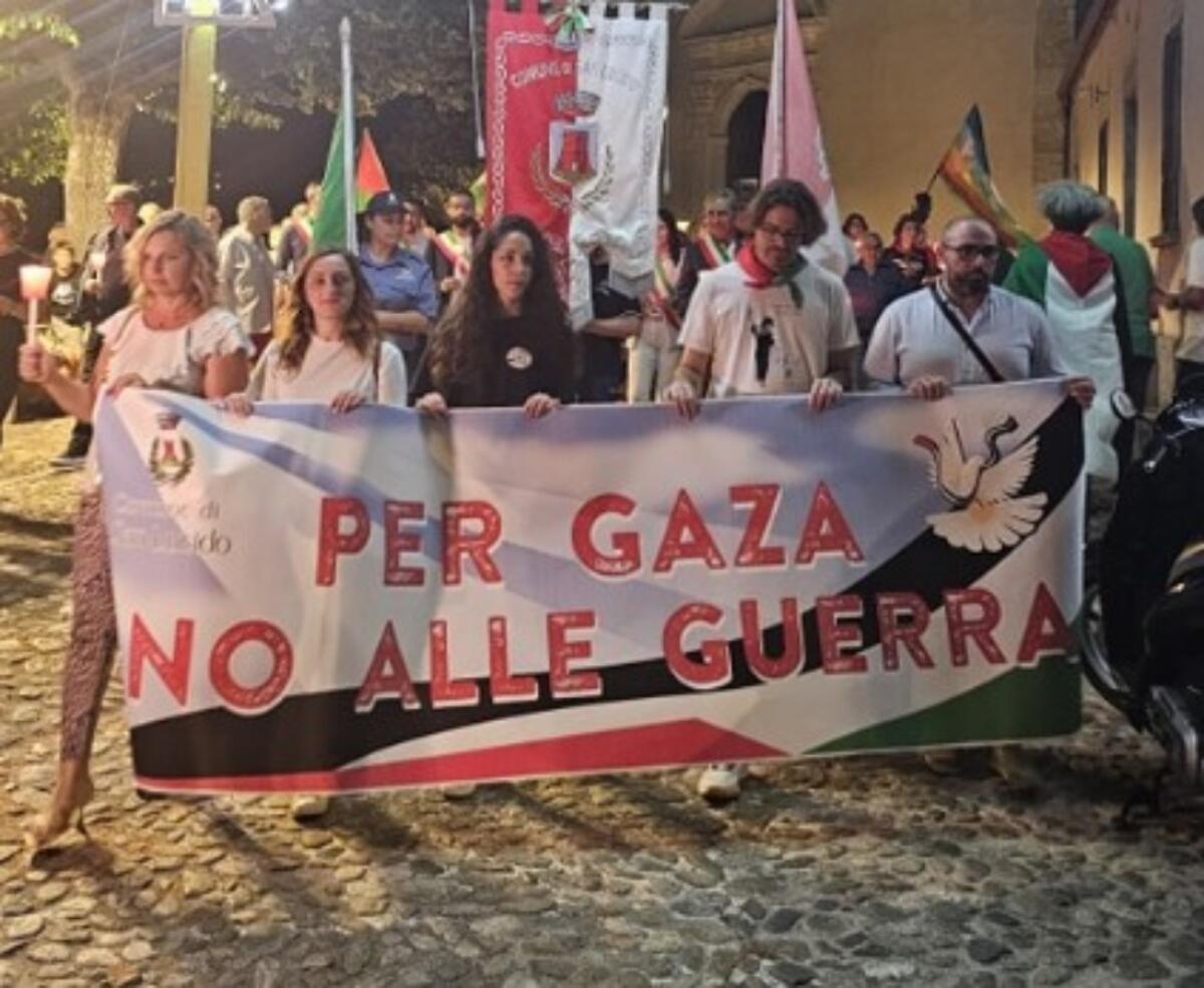 San Lucido si unisce per la pace: grande partecipazione alla fiaccolata per Gaza - 