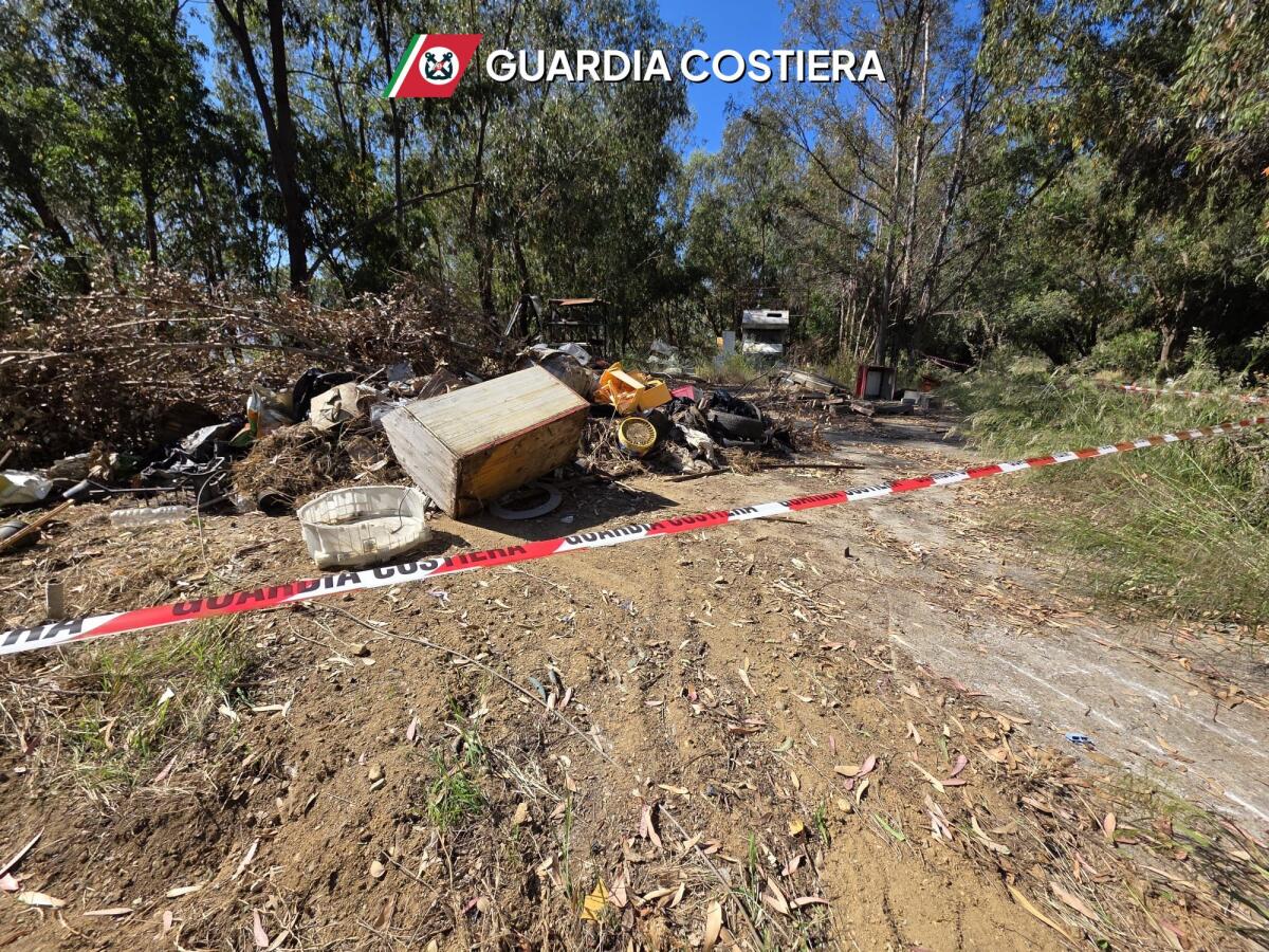 Crotone, la Capitaneria di Porto sequestra una discarica abusiva in località Crepacuore - 