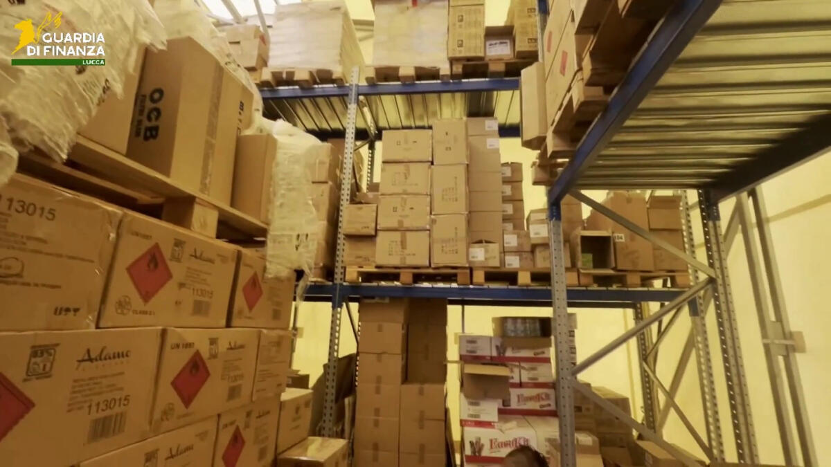 A Lucca sequestrati oltre 700 milioni di sigarette, filtri e cartine - 