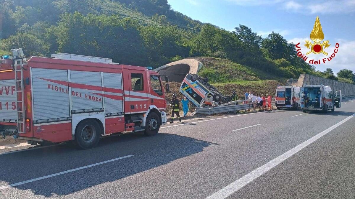Grave incidente stradale, si ribalta un'ambulanza: traffico rallentato per l'arrivo dei soccorsi - 
