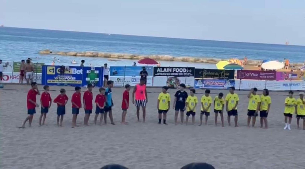 Crotone - Parte il Beach Soccer 2025, giovani protagonisti e spettacolo in spiaggia - 