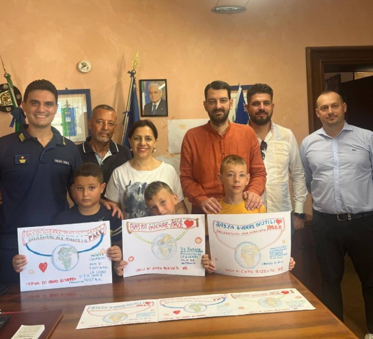 Isola C.R., tre giovani in bicicletta diffondono messaggi di pace - 