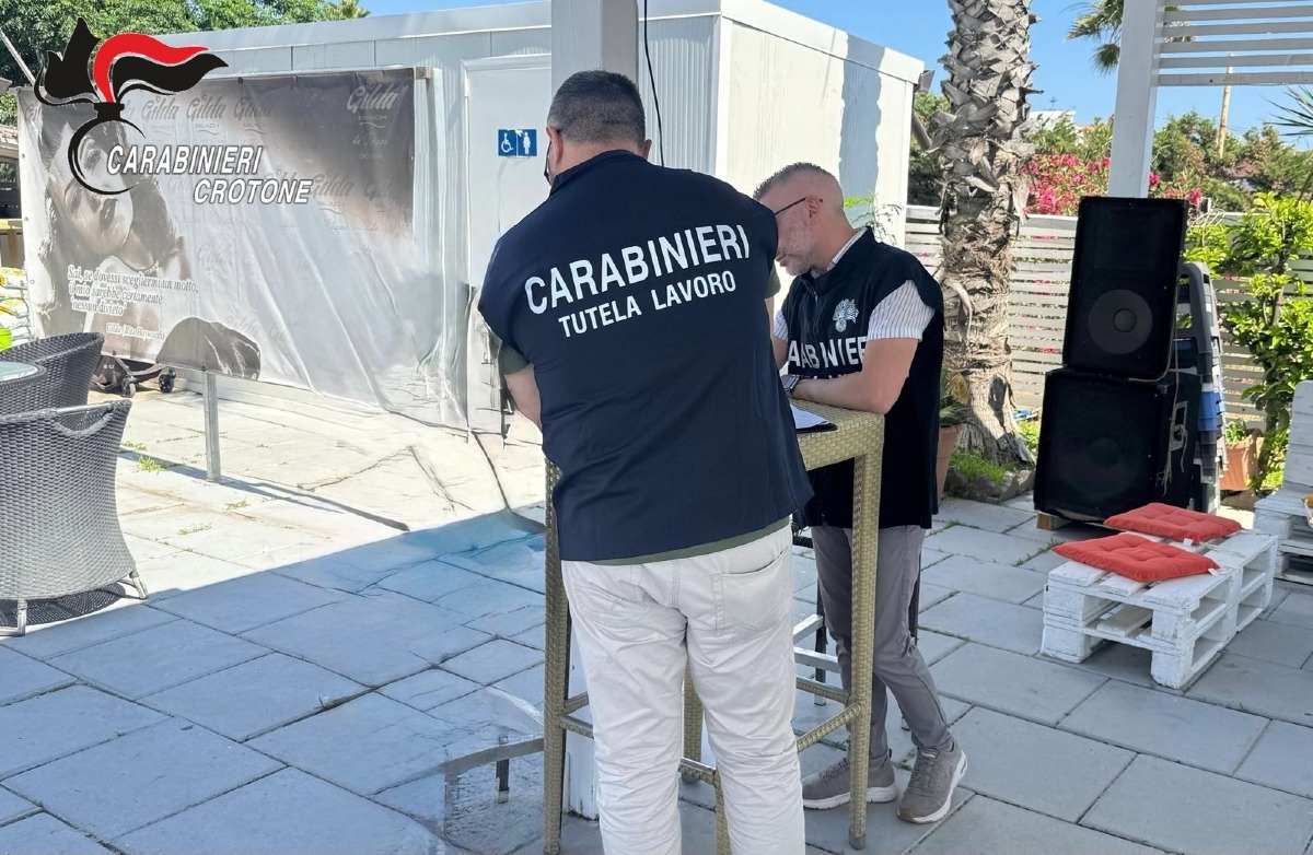 Lidi e cantieri del crotonese nel mirino: maxi-controlli dei Carabinieri, denunce e sanzioni -