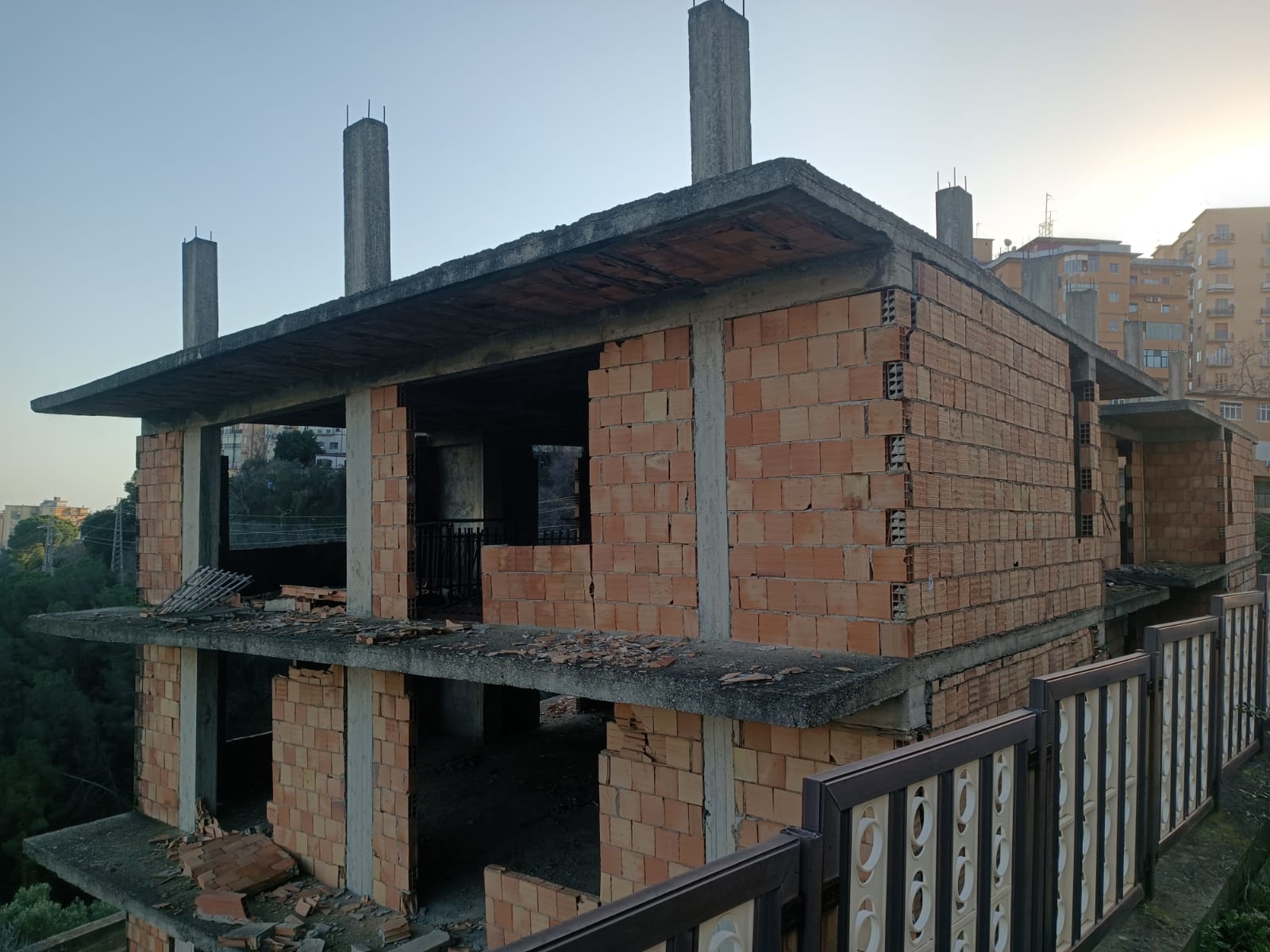 Catanzaro - L’immobile abusivo in via Fratelli Plutino sarà presto abbattuto - 