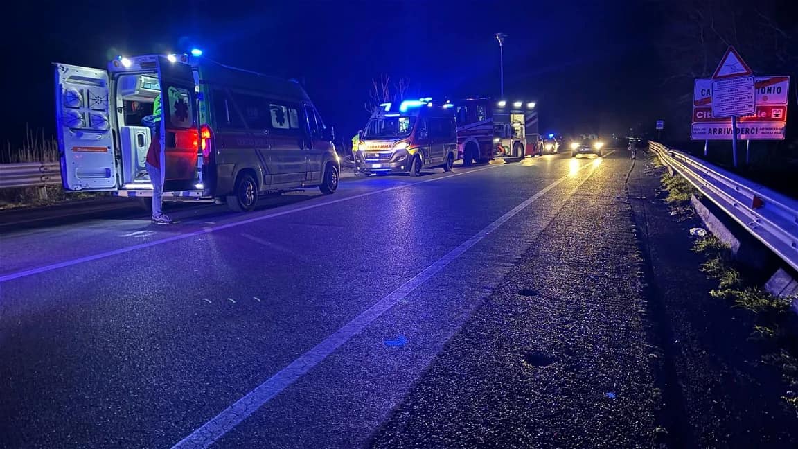 Troppe vite spezzate sulla s.s. 106, il senatore Rapani: «Installare sistemi di sicurezza per femare le morti» - SS 106 - Incidente Mattia Porto - Ambulanze - Fonte Associazione vittime della 106 
