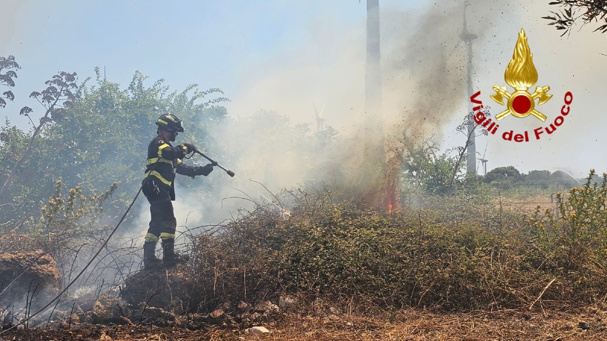 (VIDEO) Crotone sotto assedio: Vigili del Fuoco senza tregua tra incendi e vento forte - 