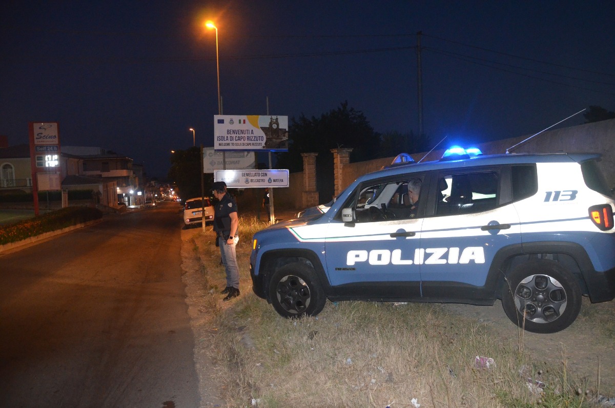 Imponente operazione della Polizia a Isola di Capo Rizzuto, Crotone, Cirò Marina e Le Castella: raffica di controlli e sequestri - 