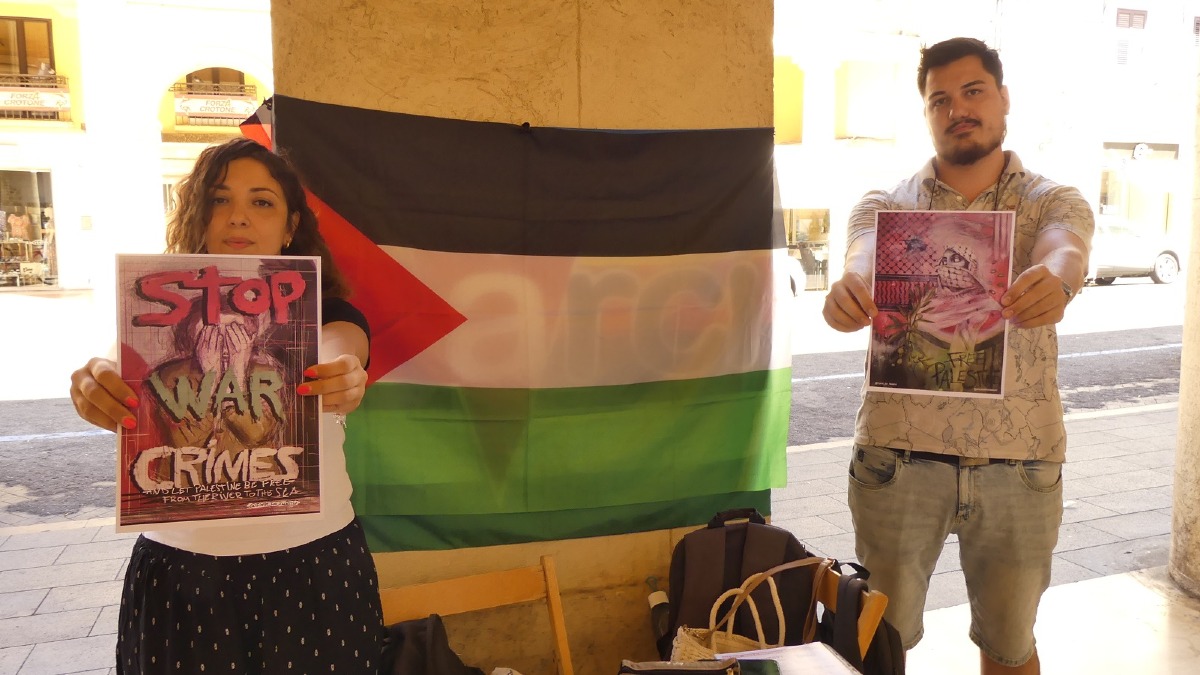 Sotto i portici presidio permanente per la Palestina, Arci Crotone: “Voci di resistenza per chi non ne ha” - 